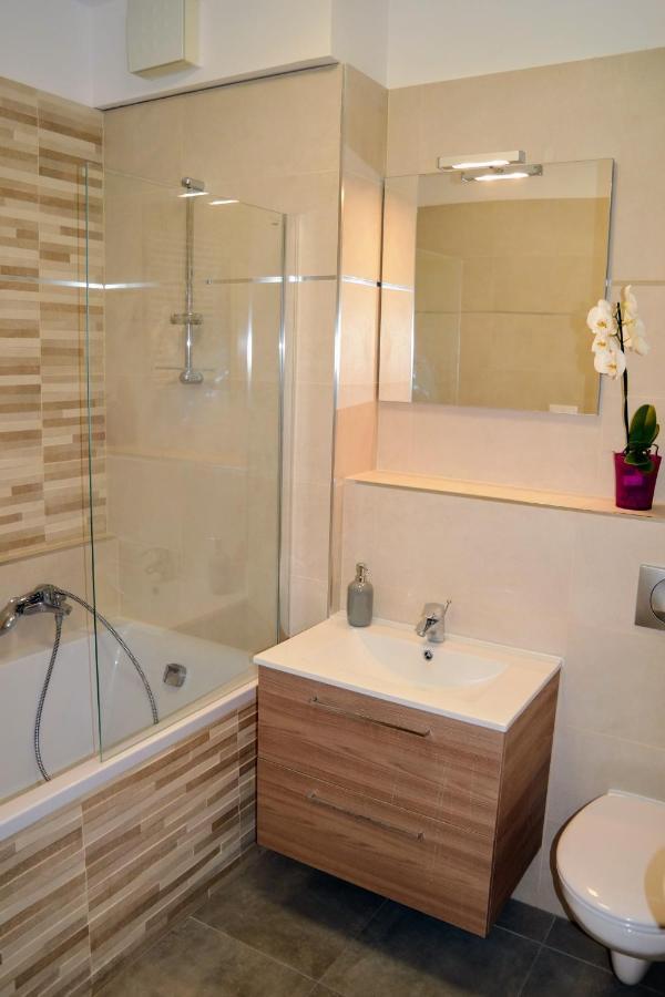 Riverside Apartman With Free Parking Gyor Exterior photo